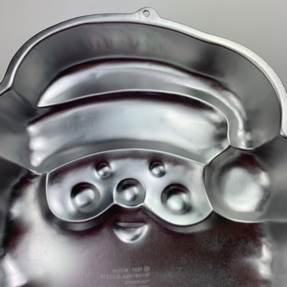 Wilton 1991 Santa cake pan - Picture 10 of 12
